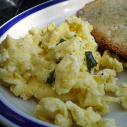 creamy-cheesy-scrambled-eggs-with-basil